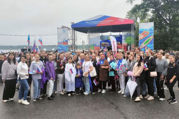 Ленобласть встречает День флага
