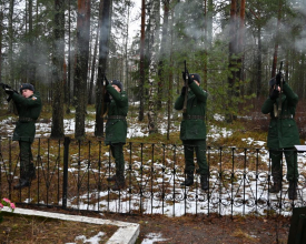 В поселке Кирилловском состоялась церемония погребения погибших красноармейцев