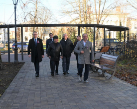 Городские часы, перголы, детская площадка и зоны отдыха - в Садовом сквере Выборга