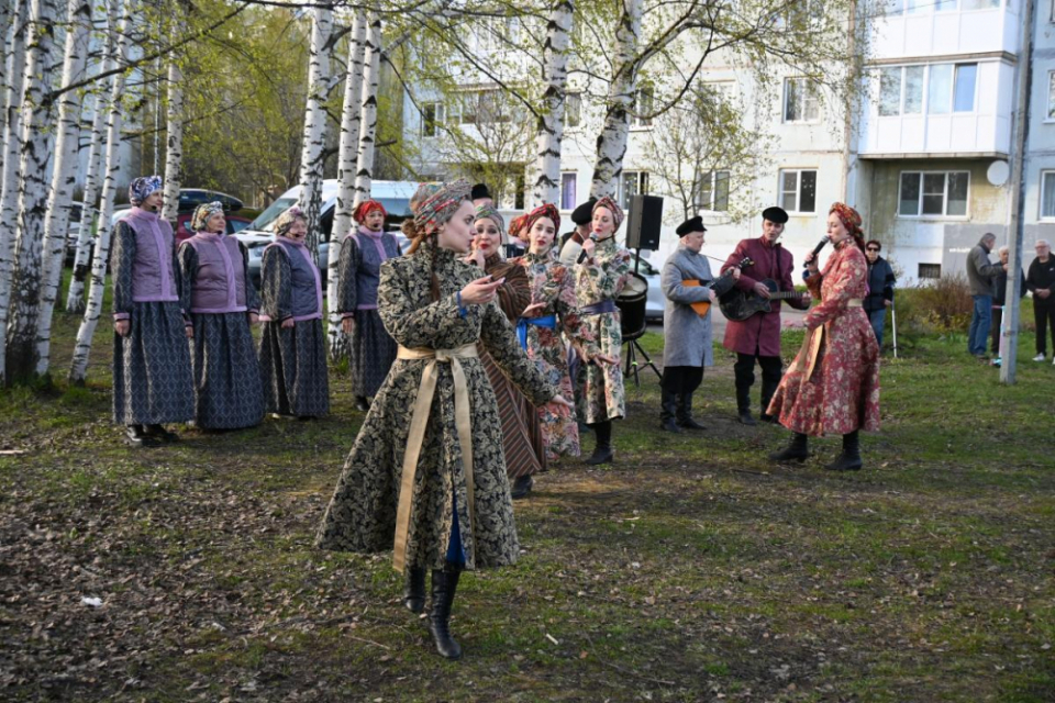 «Поём всем двором»