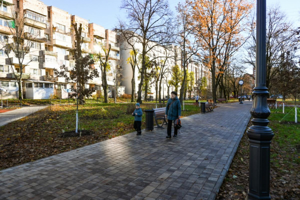 Городские часы, перголы, детская площадка и зоны отдыха - в Садовом сквере Выборга